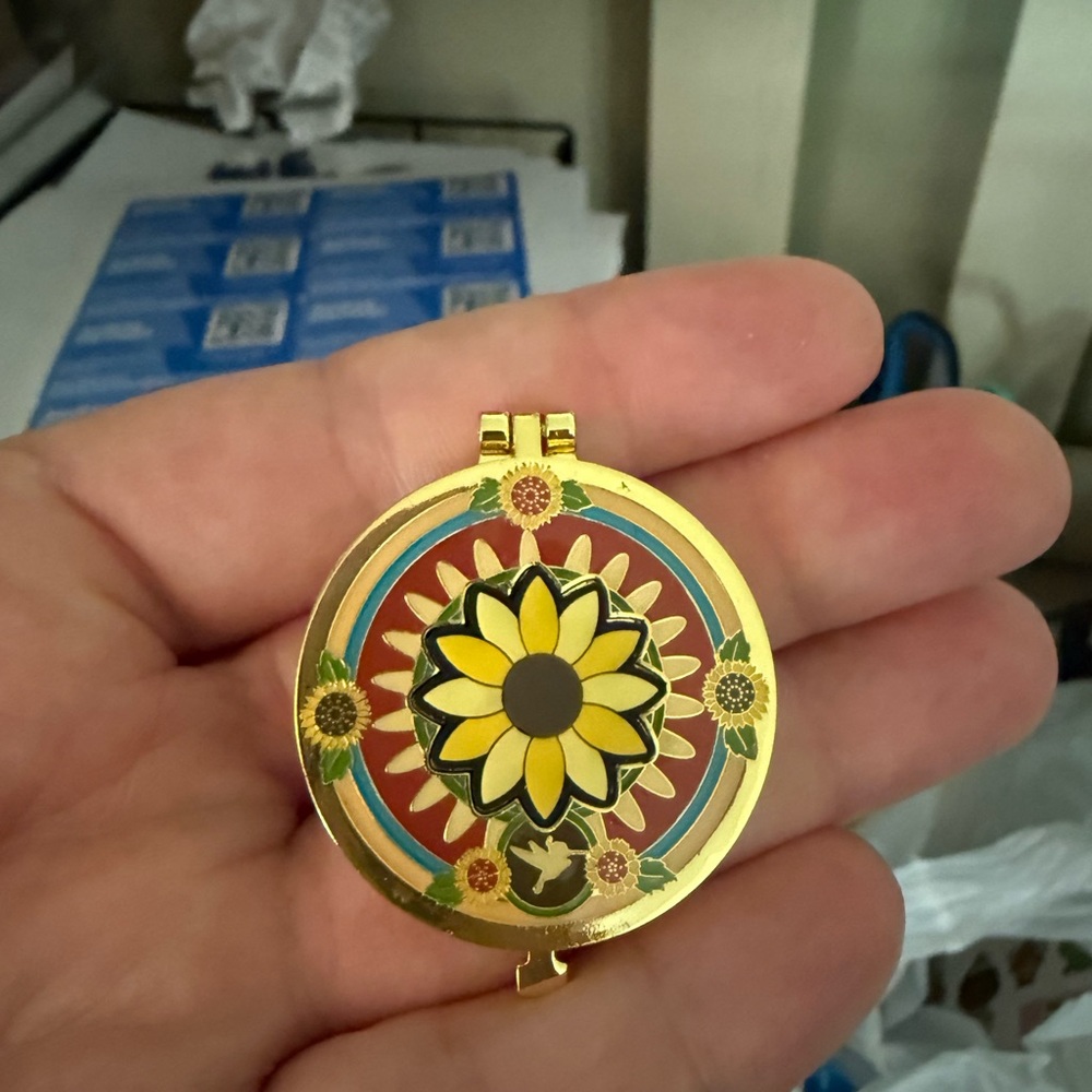Disney Princess compact/mirror pin- Pocahontas